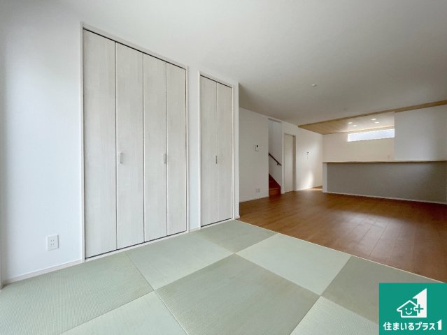 京都市伏見区羽束師鴨川町　第3期　新築一戸建ての居間・リビング|シンプルなリビングは、観葉植物等のインテリアを楽しめますね！パパ好みにも、ママ好みにも家具次第で雰囲気を変えることができます！