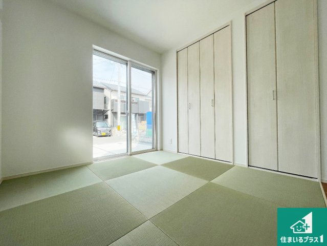 京都市伏見区羽束師鴨川町　第3期　新築一戸建ての和室|一室あると便利な和室は客間としてだけでなく、小さなお子様のプレイルームや食後のくつろぎスペースとしてもご利用いただけます。収納もついていますので大活躍間違いなし！