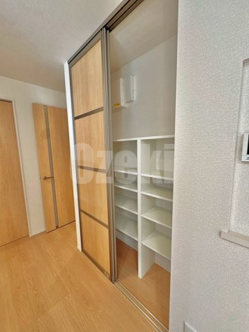 Dアヴァンス登戸町の収納|キッチン横にはパントリーがあります♪