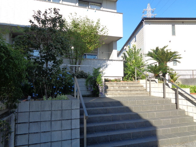 ヘーベルメゾン汲沢のエントランス|エントランスアプローチ