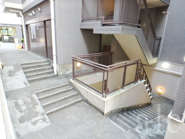 豊島区池袋４丁目の賃貸マンションのその他共用部分|自転車は地下へ！夜間照明が建物をきれいに照らします。