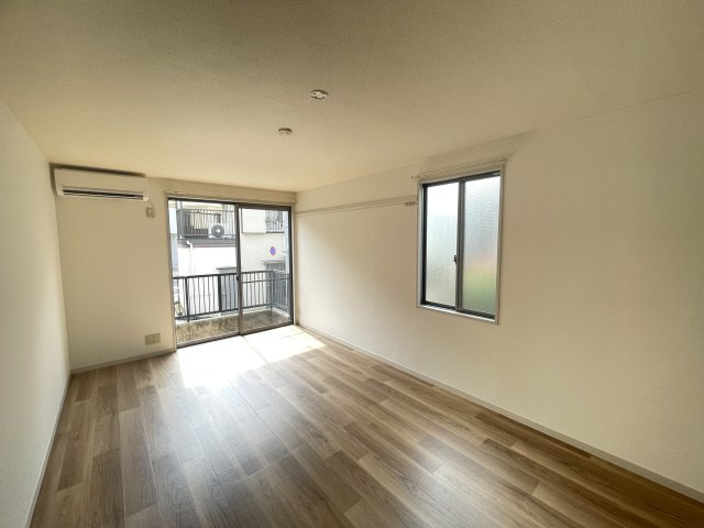 クレール下北沢の居間・リビング