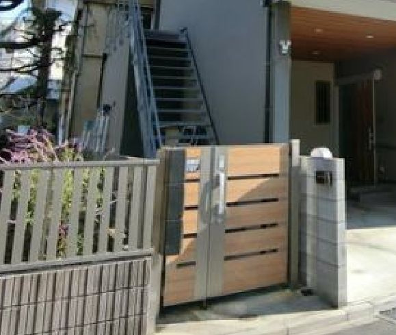 新宿区高田馬場３丁目のアパートのエントランス