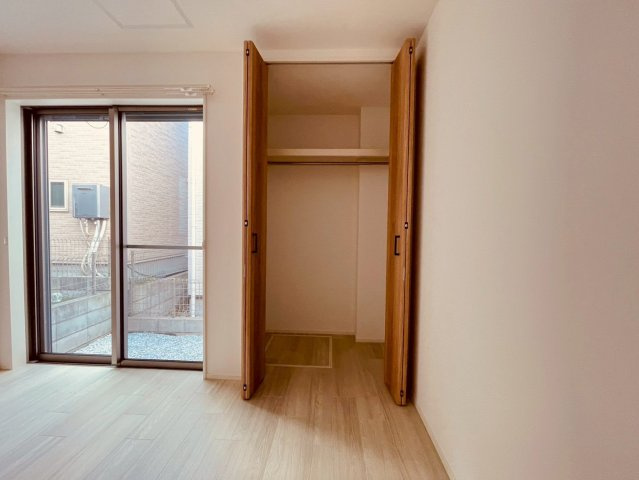 【収納】 | 練馬区南大泉３丁目　中古戸建て | 収納力豊富なクローゼットで、衣類や小物もすっきり整理できます
