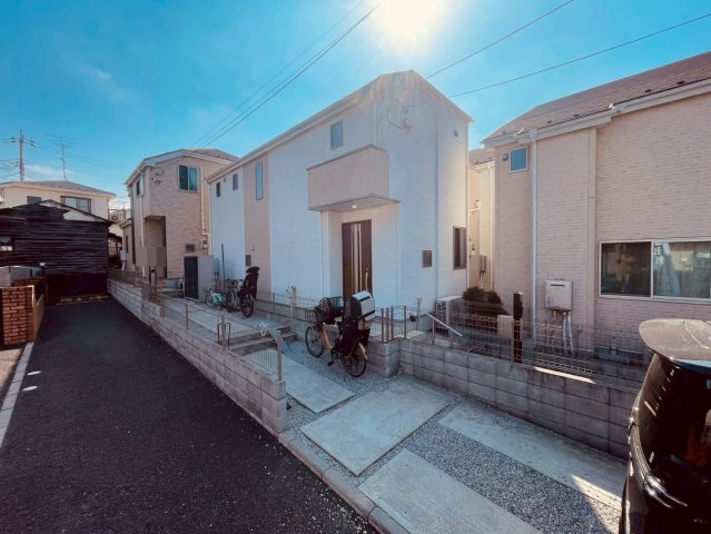 【外観】 | 練馬区南大泉３丁目　中古戸建て | シンプルで落ち着いたデザインが街並みに調和する外観