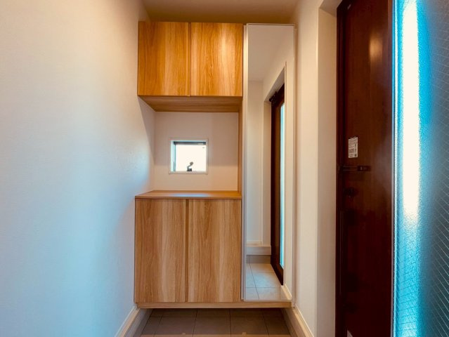 【玄関】 | 練馬区南大泉３丁目　中古戸建て | 落ち着いたデザインと上質な素材で、洗練された印象を与える玄関