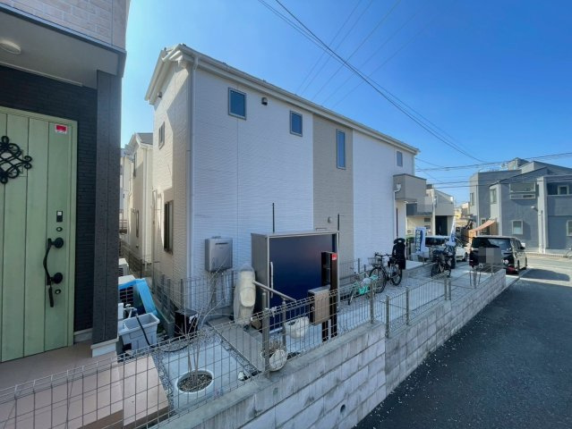 【外観】 | 練馬区南大泉３丁目　中古戸建て | 外壁の質感と色合いが美しく、上品な印象を与える佇まいです