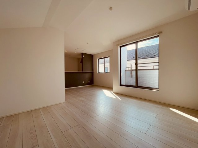 【居間・リビング】 | 練馬区南大泉３丁目　中古戸建て | 広々としたLDKで家族のコミュニケーションが自然に生まれます