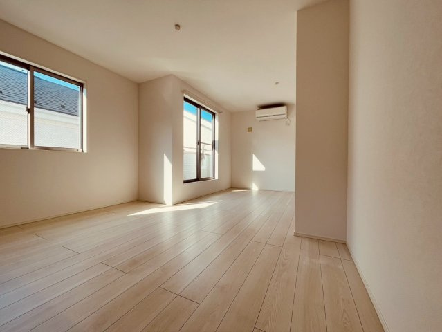 【居間・リビング】 | 練馬区南大泉３丁目　中古戸建て | 朝の柔らかな光が差し込み、家族の笑顔で満たされるLDK