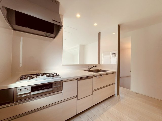 【キッチン】 | 練馬区南大泉３丁目　中古戸建て | 食洗機で後片付けの時間を短縮。暮らしにゆとりを生む設備です