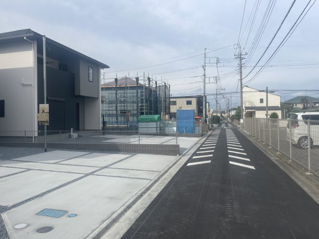【前面道路含む現地写真】 | 深谷市東方第28期　ワイウッドコート　新築戸建　全4棟　1号棟