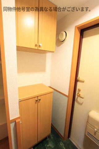 春日井市中野町２丁目の賃貸マンションの玄関