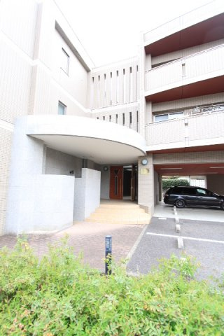 春日井市中野町２丁目の賃貸マンションのエントランス