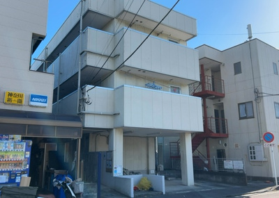 【外観】 | アベニュー三田Ⅰ | 家を建てる場合、方位は要チェックです。現実的に日当たりのよい家ならばリビングは南側、建築基準法でも北側に当たる家への配慮は求められています。土地を見学に行く際は、方位磁針を持って行くようにしましょう。