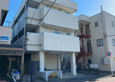【外観】 | アベニュー三田Ⅰ | 土地の前の道路に消火栓が設置されていることがあります。この場合、道路交通法第45条第1項により、駐車禁止の場所が指定されています。そのため、車庫などの駐車スペースをつくることができない場合があります。