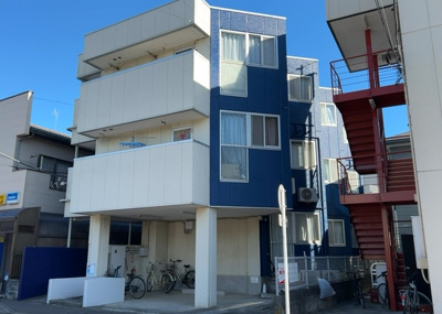 【外観】 | アベニュー三田Ⅰ | 現地に行くなら、物件の周囲の地形がどうなっているかを見ることも大切です。周辺より低くなっている土地では、大雨などで水が集まりやすいため、地盤が弱くなっているということも考えられるため、注意が必要です。