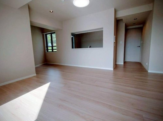 マークミュー清水ヶ丘公園の居間・リビング|ゆとりある住空間。リビングの南側の窓からの日差しがリビングの隅々までしっかりと届きます！