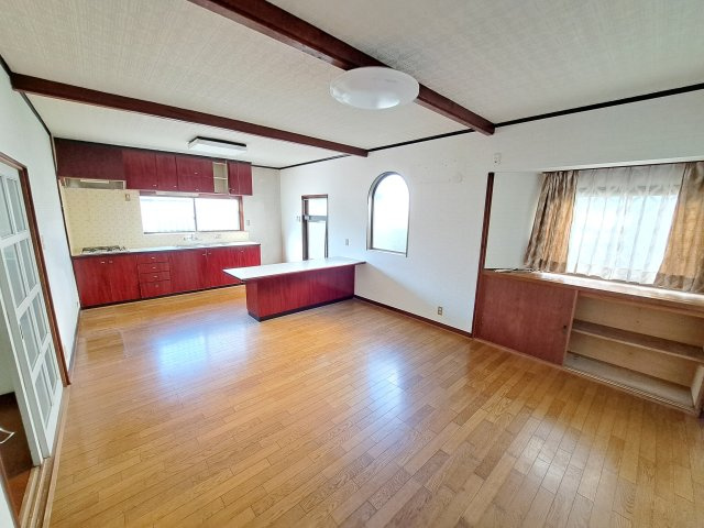 西条市飯岡2480-36　中古戸建の居間・リビング|100平米超の建物を活かした、ゆとりあるリビングダイニング。家族で囲む食卓や、思い思いに過ごすリラックスタイムを優しく包み込む。外に広がる山々の景色を楽しみながら、穏やかな日常を共有できる空間。