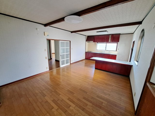 西条市飯岡2480-36　中古戸建の居間・リビング|部屋を仕切らず開放的に使うことで、より広さを実感できるリビング。整形地ならではの安定した建物配置により、どの角度からも明るい光が入る。シンプルな内装は、お気に入りの家具が映える自分らしい住まいの顔。