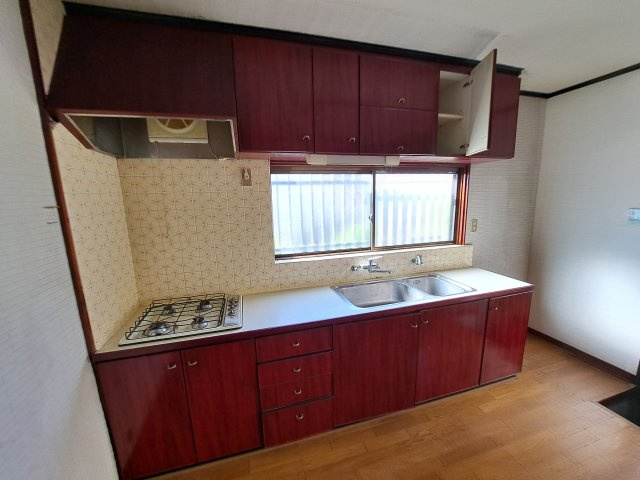 西条市飯岡2480-36　中古戸建のキッチン|集中してお料理に取り組める広々としたキッチン。大容量の収納棚を配置すれば、週末のまとめ買いも安心。窓を開ければ心地よい風が通り、換気も良好。毎日の食卓がより豊かになる、暮らしの要となる場所。