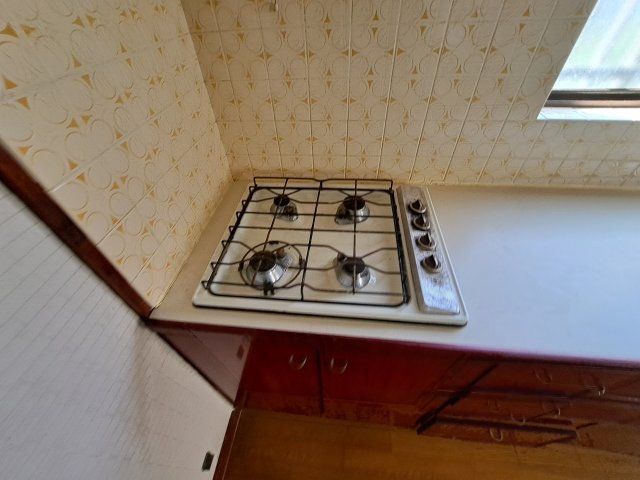 西条市飯岡2480-36　中古戸建のキッチン|直火で美味しく調理できるガスコンロは、五徳を外してサッと拭くだけでお手入れも簡単です。広々としたキッチンでの作業は、家族と一緒に料理を楽しむ時間も増やしてくれます。毎日の家事がスムーズに捗る快適な仕様