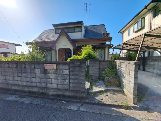 西条市飯岡2480-36　中古戸建の外観|山々を背景に、69坪超の広々とした敷地に佇む落ち着いた平屋の外観。南側道路に面した整形地は存在感があり、日当たりの良さが一目でわかる。周囲の緑と調和した、どこか懐かしくも安心感を与える佇まい。