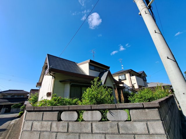 西条市飯岡2480-36　中古戸建の外観|各室の広さとプライバシーを両立させた、4LDKの間取り。リビングを中心に家族が自然と集まり、個室では静かに寛げるメリハリのある暮らし。広い庭や駐車スペースも確保しやすく、自由度の高いライフスタイル。