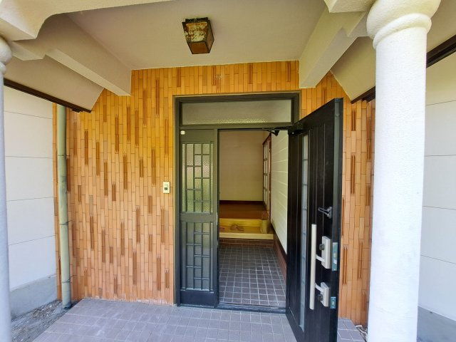 西条市飯岡2480-36　中古戸建の玄関|明るい光が差し込む玄関は、家族を優しく迎え入れる温かな空間です。十分な広さがあるため、ベビーカーや趣味の道具もスムーズに運び込めます。毎日の外出や帰宅が楽しみになるような、ゆとりある住まいの入り口。