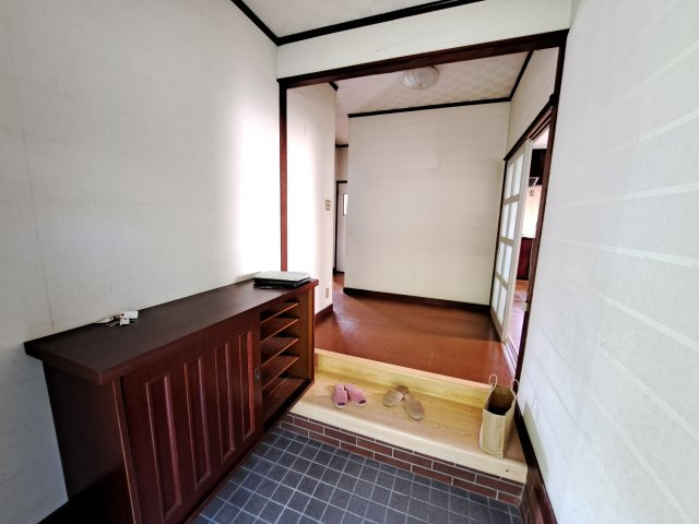 西条市飯岡2480-36　中古戸建の玄関