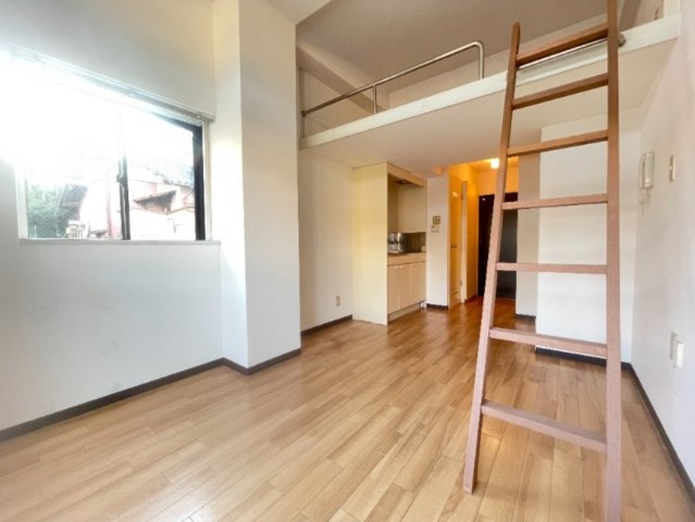 LA BRILLER香椎参道の居間・リビング|出窓は角部屋のみです