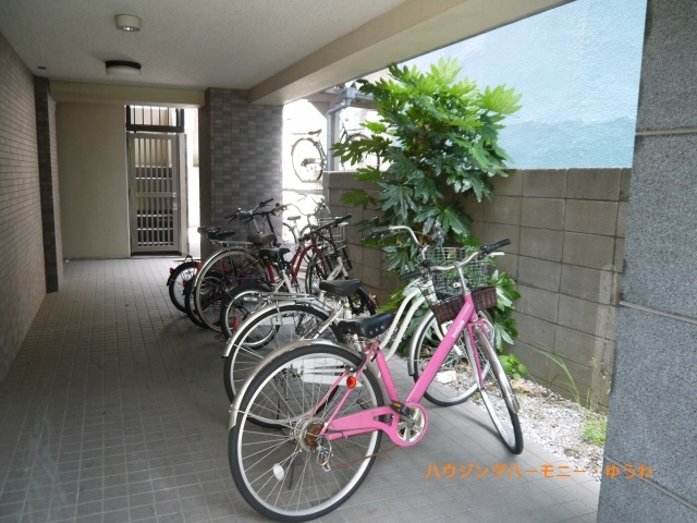 【その他共用部分】 | パークウェル池袋 | 屋根付きの駐輪場となっていますので、雨の日でも大切な自転車が濡れずに済みます。