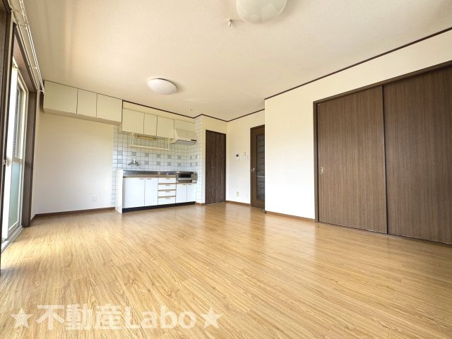 徳島市名東町１丁目のアパートの居間・リビング