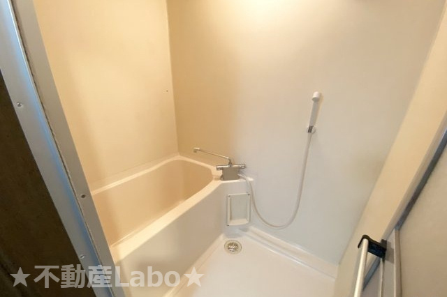 徳島市名東町１丁目のアパートの浴室