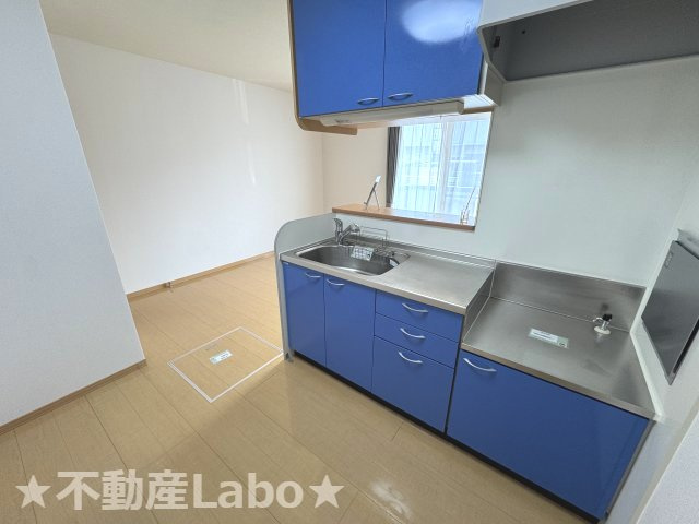 徳島市名東町１丁目のアパートのキッチン