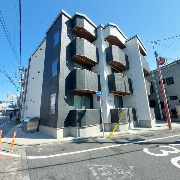 シャルールの外観