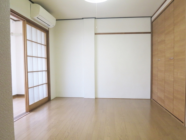 カーサ山本の居間・リビング|人気のフローリングです。