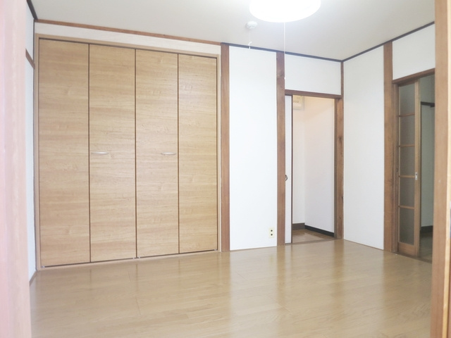 カーサ山本の居間・リビング|人気のフローリングです。