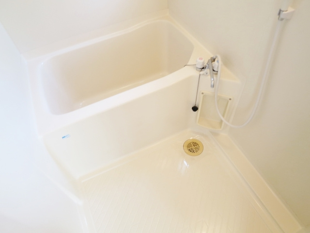 カーサ山本の浴室|清潔感のあるバスルームです。