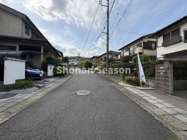 【前面道路含む現地写真】 | 病院・郵便局・スーパーなどが徒歩圏内で暮らしやすい環境が整っていますよ◎