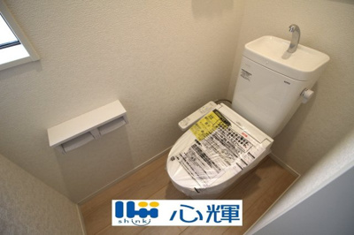 【トイレ】 | クレイドルガーデン宇部市床波 第3（3号棟） | 汚れをふき取り易いフロアと白い壁で統一。洗浄便座になっていますので、清潔にご使用頂けます。



