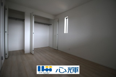 【洋室】 | クレイドルガーデン宇部市床波 第3（3号棟） | 沢山の陽の光が入る明るい室内。収納たっぷりなのでお荷物の多いご家庭でもすっきりと収納出来ます。