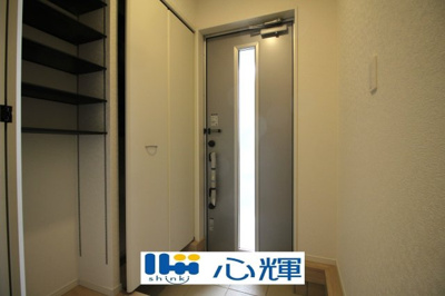 【玄関】 | クレイドルガーデン宇部市床波 第3（3号棟） | たくさんある靴もすべて収納して頂け、玄関をスッキリ綺麗な空間にまとめます。


