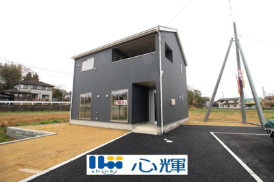 【外観】 | クレイドルガーデン宇部市床波 第3（3号棟） | 明るい日差しが差し込む現地。車もゆったり駐めることができます。ぜひ現地をご覧ください。
