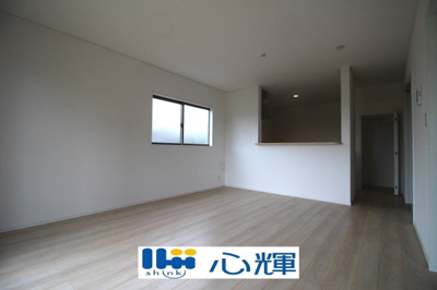 【居間・リビング】 | クレイドルガーデン宇部市床波 第3（3号棟） | 降り注ぐ陽光をいっぱいに浴び、メインライトと共に室内全体が明るい・開放感のあるＬＤＫ。
