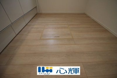 【収納】 | クレイドルガーデン宇部市床波 第3（3号棟） | キッチン床下収納です。いざというときの非常食や使用頻度の低いものをコンパクトに収納します。