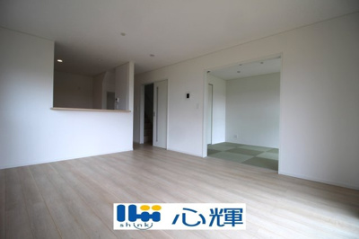 【居間・リビング】 | クレイドルガーデン宇部市床波 第3（3号棟） | 家族の笑顔が集まる空間。居室のサッシはペアガラスを採用、高い断熱性による省エネと結露対策に有効です。