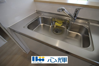 【キッチン】 | クレイドルガーデン宇部市床波 第3（3号棟） | 浄水器付きです。水栓は先端が引き出せるのでシンクの隅々まで水が届きます。


