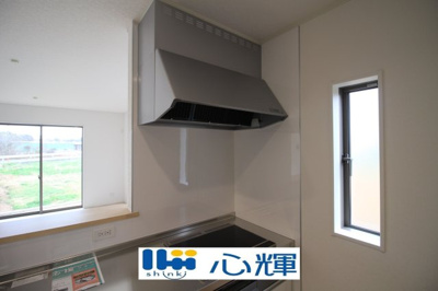 【キッチン】 | クレイドルガーデン宇部市床波 第3（3号棟） | 最新タイプのレンジフードは吸引性能も良好！お手入れもカンタンです。
