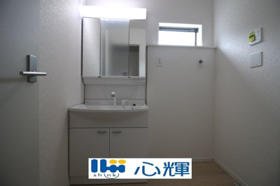 【独立洗面台】 | クレイドルガーデン宇部市床波 第3（3号棟） | 大きくて見やすく清潔感ある洗面台。収納も多く、コスメ等もスッキリと仕舞えます。