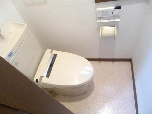 永田山王台戸建のトイレ